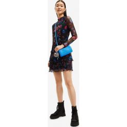 Desigual sukienka kolor czarny mini rozkloszowana. Czarne sukienki Desigual, l, bez wzorów, z dzianiny, bez kołnierzyka, bez ramiączek, mini, rozkloszowane. W wyprzedaży za 314.99 zł.