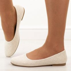 Złote baleriny damskie Evento 9047. Żółte baleriny eVento, bez wzorów, z jeansu, eleganckie, bez obcasa, na płaskiej podeszwie, bez zapięcia. Za 89.00 zł.