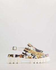SANDAŁY Z NADRUKIEM 04361345D WHITE. Białe sandały Venezia, bez wzorów, ze skóry, bez obcasa, bez zapięcia. Za 299.00 zł.