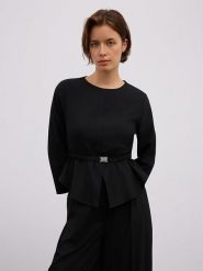 BGN Bluzka w kolorze czarnym rozmiar: 36. Czarne bluzki BGN, bez wzorów, z tkaniny, bez kołnierzyka, bez ramiączek. Za 114.44 zł.