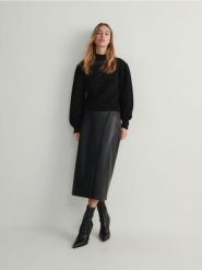 Sweter z kryształkami - czarny. Czarne swetry Reserved, l, bez wzorów, z dzianiny, klasyczne, bez ramiączek. W wyprzedaży za 45.99 zł.