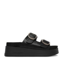 Klapki Guess Jeans. Czarne klapki Guess Jeans, z aplikacjami, z jeansu, bez obcasa, bez zapięcia. Za 199.99 zł.