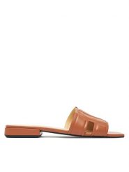 Furla Klapki Summer YJ34SUM X30000 RY000 Brązowy. Brązowe klapki Furla, bez wzorów, ze skóry, bez obcasa, bez zapięcia. Za 669.99 zł.