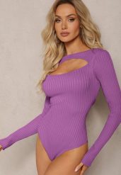 Fioletowe Body Prążkowane z Wycięciem na Dekolcie Kisse. Fioletowe body i gorsety Renee, bez wzorów, z dzianiny, bez ramiączek. W wyprzedaży za 43.99 zł.