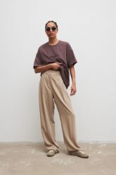 Eleganckie spodnie z zakładkami w kolorze STONE BEIGE - DERRY-L/XL. Brązowe spodnie materiałowe Marsala, bez wzorów, z gumy, eleganckie. Za 399.90 zł.