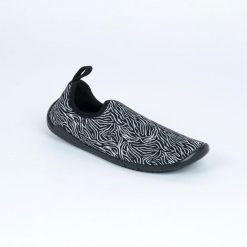 Buty wodne do gimnastyki w wodzie Nabaiji Gymshoe. Czarne buty treningowe NABAIJI, bez wzorów, z poliesteru, bez zapięcia, na fitness i siłownię. Za 59.99 zł.