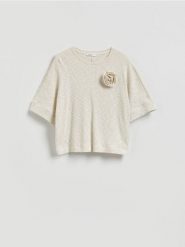 Dzianinowa bluzka z różą - złamana biel. Bluzki Reserved, l, bez wzorów, z bawełny, bez kołnierzyka, bez ramiączek. Za 89.99 zł.