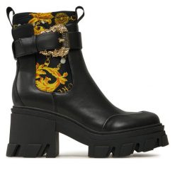Botki Versace Jeans Couture. Czarne botki Versace Jeans Couture, bez wzorów, z jeansu, bez obcasa, na słupku, bez zapięcia. Za 519.99 zł.