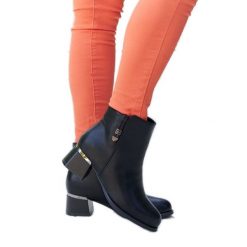 Czarne eleganckie botki z cyrkoniami Bocconi. Czarne botki bez wzorów, z gumy, eleganckie, bez obcasa, bez zapięcia. Za 145.37 zł.