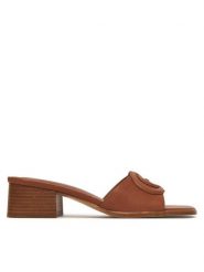 Guess Klapki FLJCNN LEA03 Brązowy. Brązowe klapki Guess, z aplikacjami, ze skóry, bez obcasa, bez zapięcia. Za 449.99 zł.