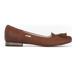 Dziurkowane balerinki - skóra naturalna - model 010 - kolor brąz przecierka. Czarne baleriny Zapato, w ażurowe wzory, z materiału, biznesowe, z okrągłym noskiem, bez obcasa, na obcasie, bez zapięcia. Za 319.00 zł.