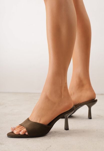 Zielone Klapki na Lakierowanej Szpilce Felesh. Zielone klapki Born2be, bez wzorów, z satyny, eleganckie, bez obcasa, na obcasie, bez zapięcia. Za 79.99 zł.