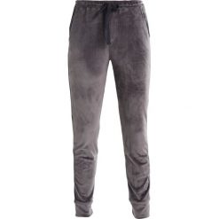 Dimensione Danza POLSINO CINIGLIA Spodnie treningowe charcoal. Niebieskie spodnie dresowe marki comma casual identity, z materiału, casualowe. W wyprzedaży za 161.85 zł.