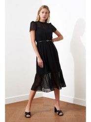 Trendyol Sukienka w kolorze czarnym rozmiar: 40. Czarne sukienki Trendyol, bez wzorów, ze skóry, bez kołnierzyka, bez ramiączek, midi, rozkloszowane. Za 70.08 zł.