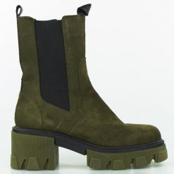 Botki sztyblety na klocku wysokie skórzane welurowe khaki Sempre-41. Brązowe botki Inna, bez wzorów, z weluru, klasyczne, bez obcasa, na obcasie, bez zapięcia. W wyprzedaży za 317.06 zł.