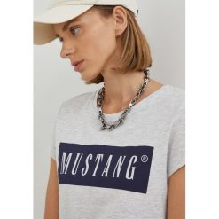 Mustang t-shirt damski kolor szary. Szare t-shirty Mustang, l, bez wzorów, z bawełny, bez kołnierzyka, bez ramiączek. W wyprzedaży za 49.99 zł.