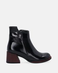 CZARNE LAKIEROWANE BOTKI G057508 PAT BLAC. Czarne botki Venezia, bez wzorów, z lakierowanej skóry, bez obcasa, bez zapięcia. Za 479.00 zł.