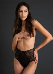 Stringi ouvert z wysoką talią i odpinanym łańcuszkiem. Czarne stringi bonprix, bez wzorów. Za 67.99 zł.