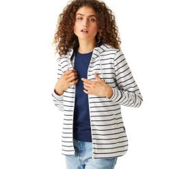 Bayletta damska bluza z kapturem. Zielone bluzy Regatta, bez wzorów, sportowe, bez ramiączek, z kapturem. W wyprzedaży za 119.99 zł.