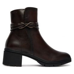 Botki Tamaris. Brązowe botki Tamaris, bez wzorów, bez obcasa, na słupku, bez zapięcia. Za 499.99 zł.