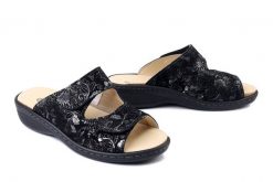 DR. BRINKMANN 700726-01 schwarz, klapki damskie. Czarne klapki Dr. Brinkmann, bez wzorów, ze skóry, bez obcasa, bez zapięcia. Za 280.42 zł.