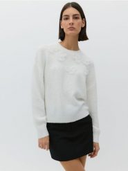 Sweter z aplikacją - kremowy. Białe swetry Reserved, l, z aplikacjami, z dzianiny, klasyczne, bez ramiączek. W wyprzedaży za 59.99 zł.