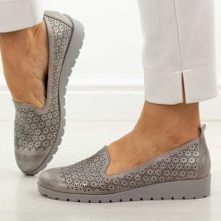 Szare ażurowe półbuty damskie M.Daszyński 1628-20. Szare półbuty wsuwane M.Daszyński, na lato, w ażurowe wzory, z jeansu, eleganckie, z okrągłym noskiem, bez obcasa. Za 179.00 zł.