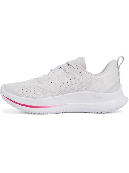 Under Armour Buty w kolorze biało-różowym do biegania rozmiar: 40. Białe buty do biegania Under Armour, bez wzorów, z materiału, bez zapięcia, do biegania. Za 281.10 zł.