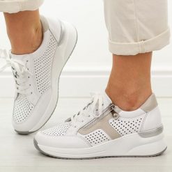 Białe skórzane ażurowe półbuty damskie Vinceza 95403. Białe półbuty wsuwane VINCEZA, na lato, w ażurowe wzory, z jeansu, biznesowe, z okrągłym noskiem, bez obcasa, na koturnie. W wyprzedaży za 215.10 zł.