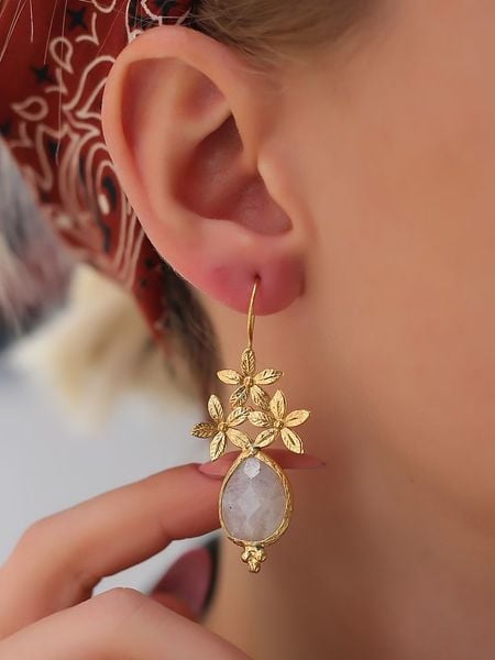 L'Atelier de Gaia Pozłacane kolczyki z kamieniami księżycowymi rozmiar: onesize. Białe kolczyki L'Atelier de Gaia, z kamieniem księżycowym, pozłacane. Za 87.81 zł.