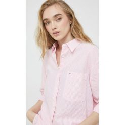 Tommy Jeans koszula z domieszką lnu damska kolor różowy relaxed z kołnierzykiem klasycznym. Czerwone koszule Tommy Jeans, m, bez wzorów, z bawełny, klasyczne, bez kołnierzyka, bez ramiączek. W wyprzedaży za 229.99 zł.