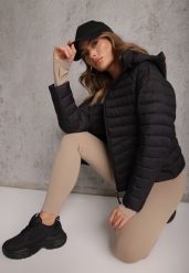 Czarna Przejściowa Kurtka Pikowana z Kapturem z Możliwością Odpięcia Pretiga. Czarne kurtki Renee, l, bez wzorów, z jeansu, z kapturem. Za 109.99 zł.