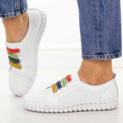 Białe ażurowe skórzane półbuty damskie Cambell 94334. Białe półbuty wsuwane Cambell, na lato, w ażurowe wzory, z jeansu, casualowe, z okrągłym noskiem, bez obcasa. Za 219.00 zł.