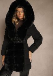 Czarna Kurtka z Pikowanymi Przeszyciami Paskiem Kapturem i Futerkiem Oleila. Czarne kurtki Renee, na zimę, l, bez wzorów, z futra, eleganckie. Za 129.99 zł.