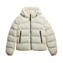 Damska kurtka z kapturem Superdry. Białe kurtki Superdry, bez wzorów, z puchu, z kapturem. W wyprzedaży za 483.05 zł.