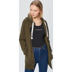Długa bluza z kapturem - Khaki. Bluzy z kapturem marki Cropp. W wyprzedaży za 29.99 zł.