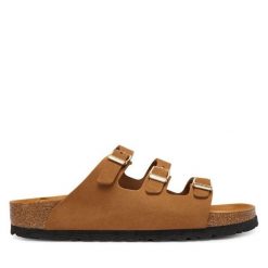 Klapki Birkenstock. Brązowe klapki Birkenstock, bez wzorów, bez obcasa, bez zapięcia. Za 569.99 zł.