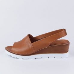 Brązowe skórzane sandały damskie na koturnie Potocki 77007. Brązowe sandały POTOCKI, bez wzorów, z materiału, eleganckie, bez obcasa, na koturnie, bez zapięcia. Za 249.00 zł.
