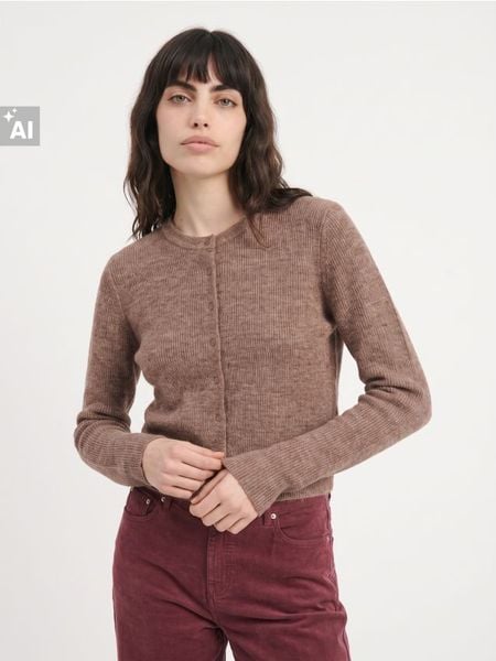 Klasyczny kardigan regular fit - brązowy. Brązowe swetry Sinsay, l, bez wzorów, klasyczne, bez ramiączek. Za 49.99 zł.