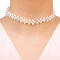 Naszyjnik chocker ażurowy. Białe naszyjniki Enaya, z satyny, z perłą, pozłacane. Za 743.00 zł.