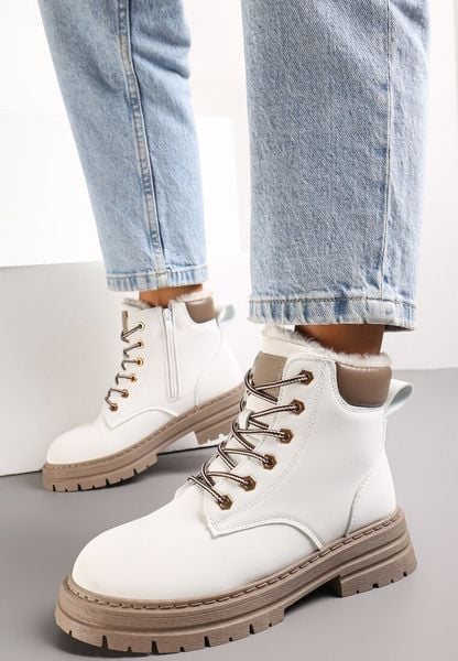 Białe Traperki Mocno Ocieplone Sztucznym Futerkiem Janeka. Białe traperki Renee, bez wzorów, z jeansu, bez obcasa, na płaskiej podeszwie, bez zapięcia. Za 79.99 zł.