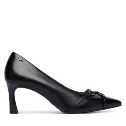 Szpilki Tamaris. Czarne szpilki Tamaris, bez wzorów, bez obcasa, na szpilce, bez zapięcia. Za 404.99 zł.