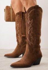 Brązowe Kozaki Kowbojki na Stożku Ozdobione Haftem Resita. Brązowe kozaki Renee, z aplikacjami, z jeansu, boho, bez obcasa, na obcasie, bez zapięcia. Za 199.99 zł.