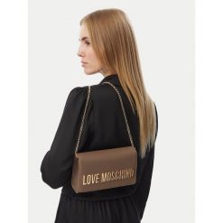 Torebka LOVE MOSCHINO. Brązowe kopertówki Love Moschino, bez wzorów, wizytowe, bez dodatków. Za 699.99 zł.