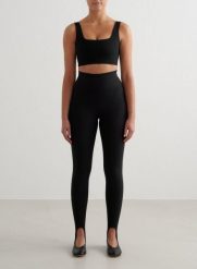Damskie legginsy ze strzemionami, z wysokim stanem, squat proof Sense czarne. Czarne legginsy AIM'N, bez wzorów, z elastanu. Za 381.00 zł.