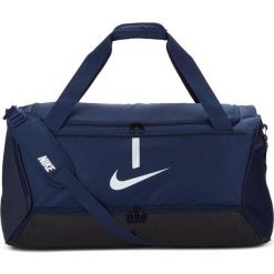 Torba sportowa Nike Academy Duff L treningowa na ramię z komorą na buty 95L. Czerwone buty treningowe Nike, bez wzorów, bez zapięcia, na fitness i siłownię. Za 145.00 zł.