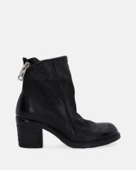 CZARNE BOTKI NA OBCASIE A24208 NERO 3003. Czarne botki Venezia, bez wzorów, ze skóry, bez obcasa, na obcasie, bez zapięcia. Za 689.00 zł.