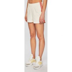 Adidas Originals - Szorty. Białe szorty adidas Originals, bez wzorów, z bawełny, casualowe. W wyprzedaży za 129.90 zł.