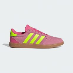 Buty Breaknet Sleek. Czerwone trekkingi adidas, bez wzorów, bez zapięcia, trekkingowe. W wyprzedaży za 181.30 zł.