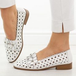 Białe skórzane półbuty damskie M.Daszyński 25113-7. Białe półbuty wsuwane M.Daszyński, na lato, z aplikacjami, ze skóry, casualowe, bez obcasa, na płaskiej podeszwie. Za 219.00 zł.